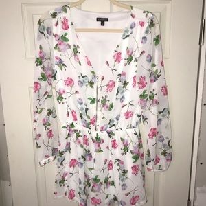 🚫SOLD🚫NWOT Express floral romper